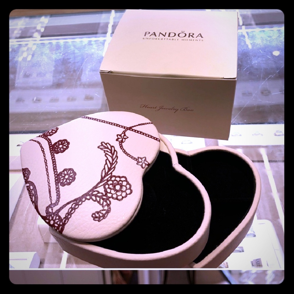🌷SALE! 🌟 NWOT Authentic Pandora Jewelry Box!⚘